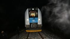 Na kolej v Hradci někdo dal kameny. Vlak do nich najel ve 100kilometrové rychlosti