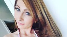 Nina ve dne učí v křesťanské školce, po nocích točí porno!