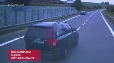 To bylo o fous! Řidič předjížděl kamion, auto minul o centimetry