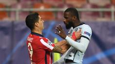 Uličník Suárez! Místo kousání zvolil štípání. Soupeř mu dal málem pěstí