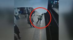 Kamery zachytily muže, který strčil ženu pod metro. Jen zázrakem přežila