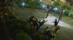 Napadení v Hradci Králové zaznamenala kamera! Policie hledá dva agresory