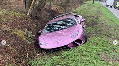 Lamborghini zůstalo opuštěné v příkopu, po majiteli pátrala policie