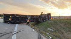 Převrácený kamion uzavřel dálnici D1 na Přerovsku. Pro řidiče musel vrtulník