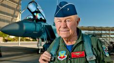 Zemřel elitní pilot Chuck Yeager. Jako první překonal rychlost zvuku