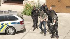 Muž měl vyhrožovat policistům i úředníkům. Zadržela ho zásahovka