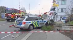 Policisté zbourali světla na železničním přejezdu. Do spadlé závory narazil vlak