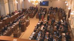 Vláda jedná o zmrazení platů politiků. Podle opozice jde o populismus