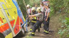 Pod sanitkou se utrhla krajnice, vyprostit ji musel jeřáb