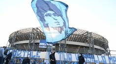Neapol uctí Maradonovu památku, pojmenuje po něm svůj stadion