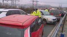 Silnice v Česku sevřela ledovka. Policie řešila desítky nehod po celé republice