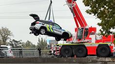 Neobvyklá nehoda v Praze. Policejní auto přerazilo svodidla a spadlo do Vltavy