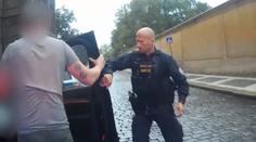 Od porodu v autě ji dělily minuty. Mamince pomohli do porodnice policisté