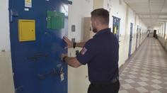 Policie vyšetřuje krádež v Turnově. Zloděj v obchodě ukradl 110 nanuků