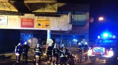 Požár mrazáku vyklidil hospodu a pět bytů, hasiči evakuovali 6 lidí