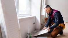Peklo v paneláku. Paní Ludmilu i její sousedy ničí hluk a prach ze stavby