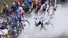 VIDEO: Ošklivá nehoda v cyklistice, mistr světa saltem přeletěl řídítka