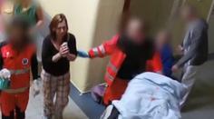 Adama nechali krvácet na chodbě, má trvalé následky. Obžalovali 3 zdravotníky