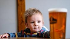Mnoho lidí dává nealkoholické pivo dětem, ty si mohou vytvořit závislost!