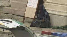 Před chrámem v Bratislavě se objevila muslimka s kalašnikovem