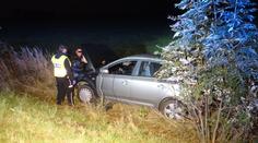 Namol opilý řidič přerazil značku a vlétl do pole, tvrdil, že to není nehoda