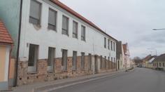 Vratěnín přestaví vybydlenou školu na byty. Obci pomohly státní dotace