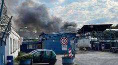 U Prahy hoří areál kovošrotu. Hasiči vyhlásili nejvyšší stupeň poplachu