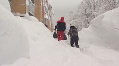 Toronto a Kamčatka pod metry sněhu. Extrémní zimní bouře tam i zabíjela