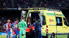 Děsivé chvíle na Camp Nou: Obránce Barcelony z trávníku odvezla sanitka
