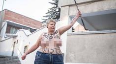 Na Zemana opět útočila aktivistka! Prsa jí zdobil urážlivý vzkaz