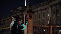 Útok před sídlem britské královny! Muž s mačetou zranil policisty