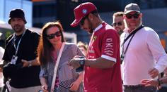 Čas se krátí, na romantiku není místo, říká Hamilton. Pilot F1 je stále single