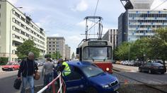 Řidič vjel tramvaji pod kola, skončil v nemocnici. FOTKY