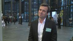 Takto vznikli Piráti. Promluvil tajemný muž, který za stranou stojí