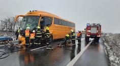 Na Lounsku se srazil autobus s autem. Jeden člověk nehodu nepřežil