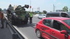 Kuriózní nehoda v Praze: Auto se srazilo s vojenskou houfnicí