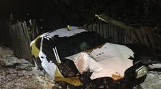 Zdemoloval auto o strom a utekl. Policie hledá řidiče Renaultu