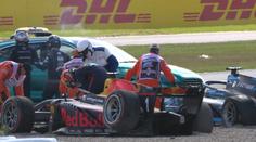 Šílená nehoda ve formuli 2. Pilota zachránil dříve nenáviděný prvek
