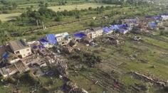 Zkáza v délce 26 km. Letecké záběry ukazují cestu tornáda jižní Moravou