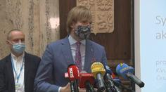 Ministr vypočítal ohniska nákazy. Lidé s příznaky šli do práce i na svatbu