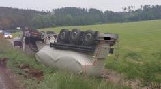 Na Třebíčsku se převrátil náklaďák na střechu. Řidič skončil v nemocnici