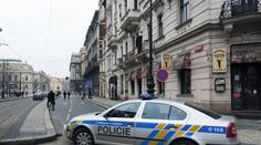 Policisté zachránili život muži, který se před jejich zraky oběsil