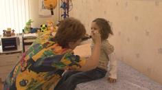 Respiračních chorob přibývá. Nemocnice zakazují návštěvy, vrací se respirátory