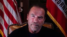 Trump je nejhorším prezidentem USA, vzkázal Schwarzenegger. V ruce držel meč