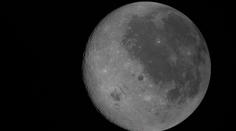 Astronauti mají za sebou vrchol mise, při obletu Měsíce ztratili spojení se Zemí