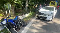 Motorkář se na jihu Čech srazil s autem. Pro vážně zraněného letěl vrtulník