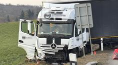 Při nehodě na Kladensku zemřeli dva lidé. Hasiči museli jejich těla vyprostit