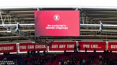 Ajax zažívá hororový úvod sezony. Naštvaní fanoušci dvakrát přerušili zápas