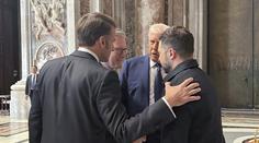 Svět se baví u videa Trumpa a Macrona. Naprostá legenda, píší o prezidentu Francie