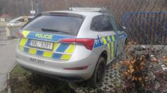 Policejní auto v Praze vyletělo ze silnice. Přejelo chodník a prorazilo plot